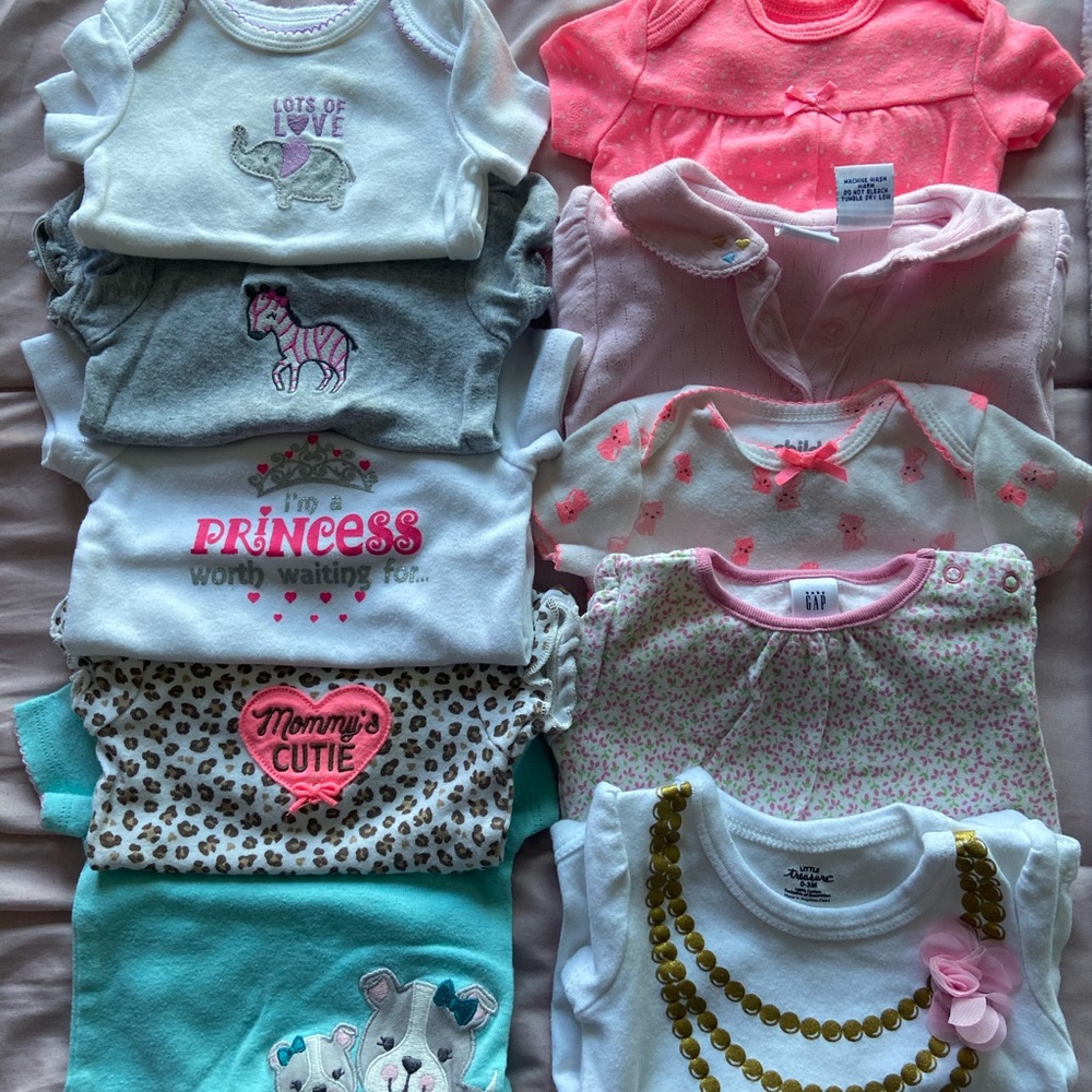 Lot of 20 onesies size 0-3 months